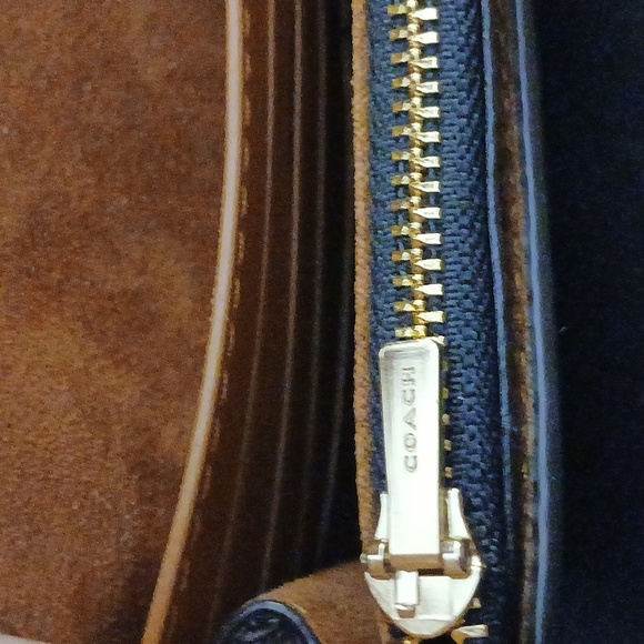 Authentic Coach Georgie CrossbodyBag In Signature Canvas. - Picture 12 of 12